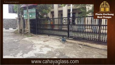 Pintu Gerbang Besi Tempa